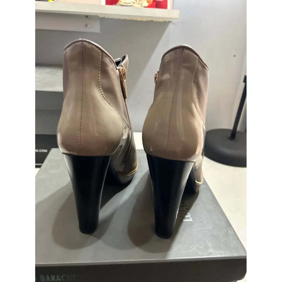 VC-36808931 – Foto originale Vestiaire 6